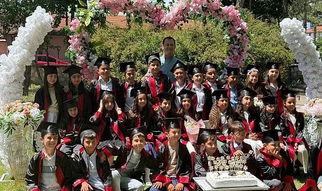 Çocuklar ilkokulu bitirmenin mutluluğunu yaşadı
