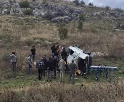 Adıyaman'da Otomobil Şarampole Devrildi: 2 Kişi Yaralandı