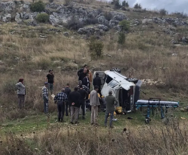 Adıyaman'da Otomobil Şarampole Devrildi: 2 Kişi Yaralandı