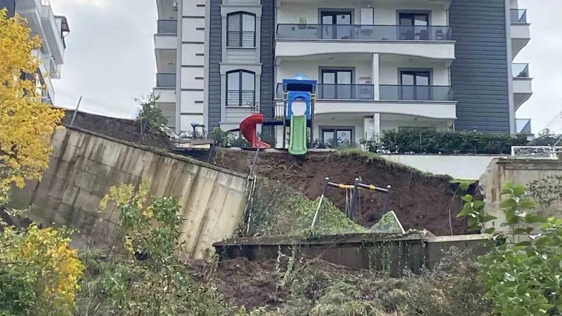 Kocaeli'de Sitenin İstinat Duvarı Çöktü, Çocuk Parkı Toprak Altında Kaldı