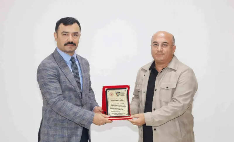 Kahta Kaymakamı Soysal İHA Muhabirine Plaket Verdi