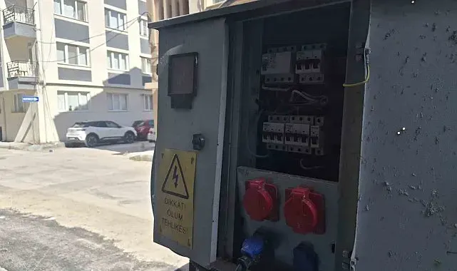 Eskişehir'de kapağı açık bırakılan elektrik panosu korkutuyor