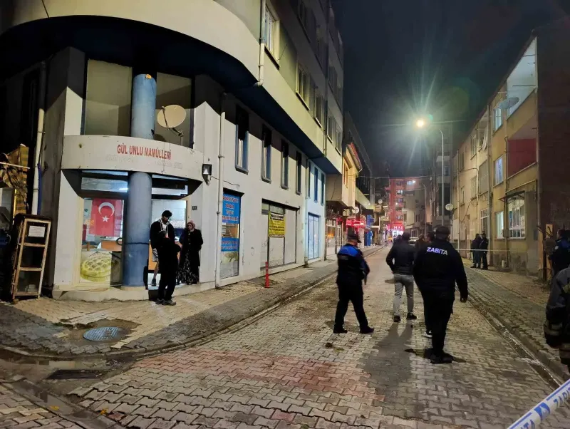 Afyonkarahisar Da Fayans Çatlayan Dört Katlı Bina Boşaltıldı