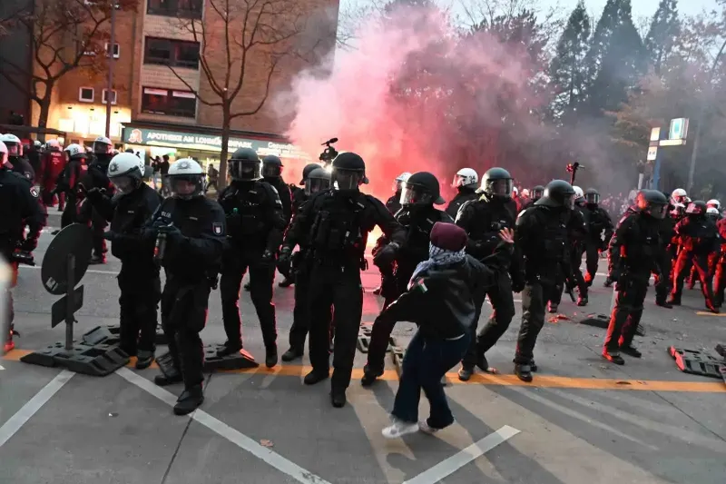 Hamburg'da Zorunlu Askerlik Protestosu Olaylı Bitti