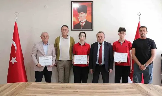 Bilecik'te Türkiye derecesi elde eden öğrencilere ödül verildi