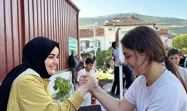 Kaymakam Kılıç çocuklarla bilek güreşi yaptı