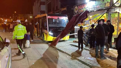 Bursa İnegöl'de Freni Boşalan Minibüs Dehşet Saçtı: Otomobiller ve Manav Zarar Gördü