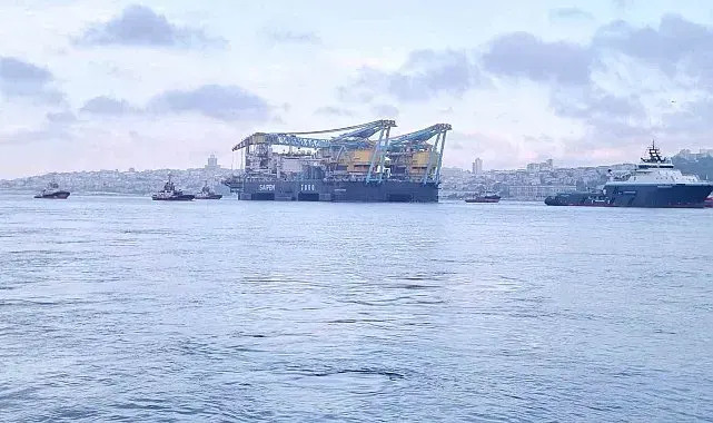 Dev vinç gemisi 'Saipem 7000' İstanbul Boğazı'ndan geçiyor