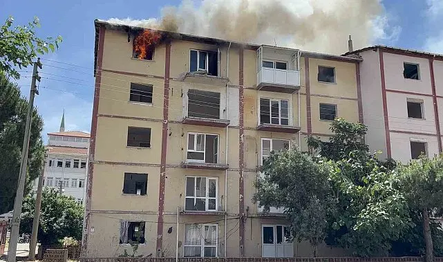 Çanakkale'de boş apartmanda çıkan yangın korkuttu