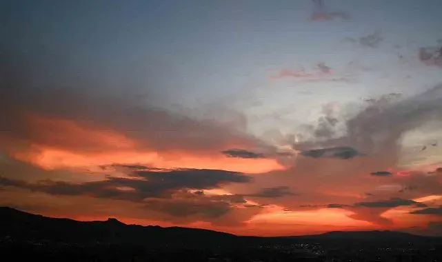 Gökyüzünde renklerin dansı böyle görüntülendi