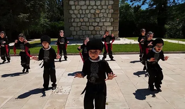 Kazak Türklerinin geleneksel yöresel kıyafetleri ile ünlü 'Kartal Dansı'nı sahnelediler