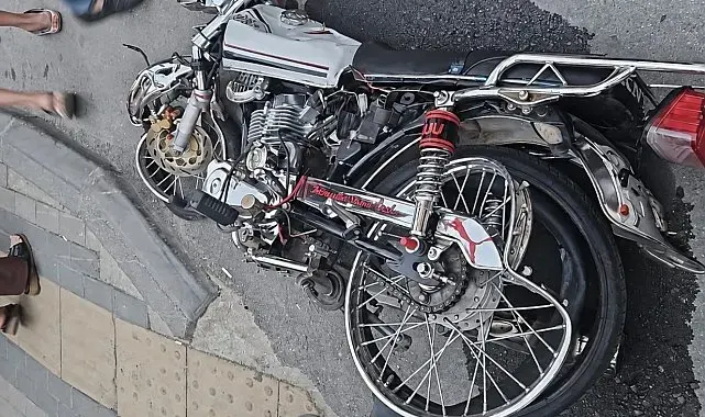Mersin'de otomobille çarpışan motosiklet sürücüsü ağır yaralandı