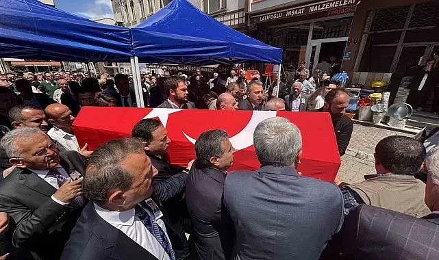 Kalp krizine yenik düşen Vali Yardımcısı Şenol Esmer memleketi Trabzon'da toprağa verildi