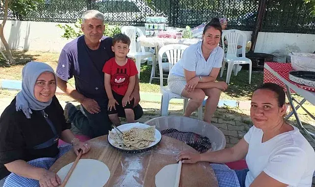 Burhaniye'de okul yararına gözleme yaptılar