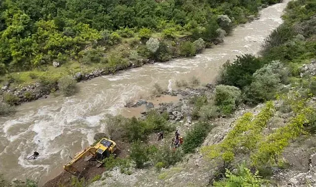 Artvin'de dereye düşen aracı sudan çıkartmak ve baba ile oğlunu bulmak için çalışmalar sürüyor