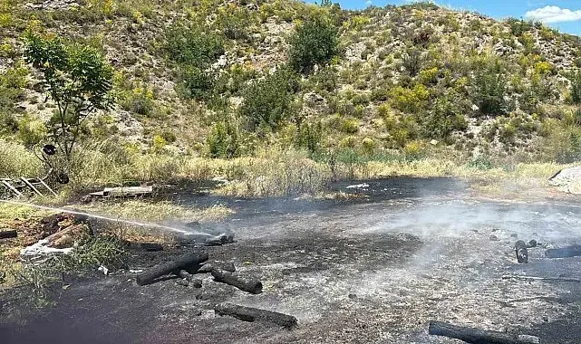 Ormanlık alana düşen yıldırım yangına neden oldu