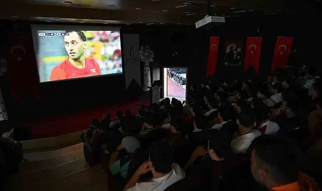 Manisa CBÜ öğrencileri milli maçı hep birlikte izledi