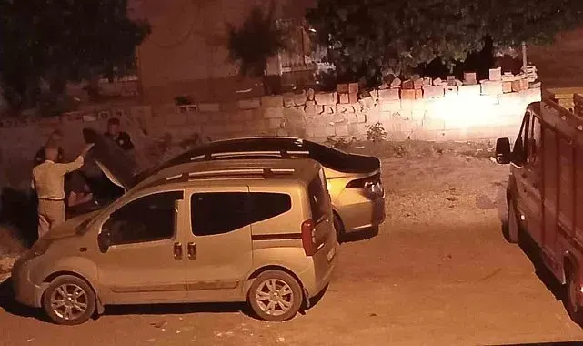 Araç motoruna giren kedi kurtarıldı