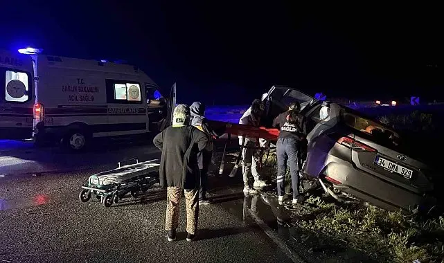 D100'de otomobil refüje çarptı: 2 yaralı