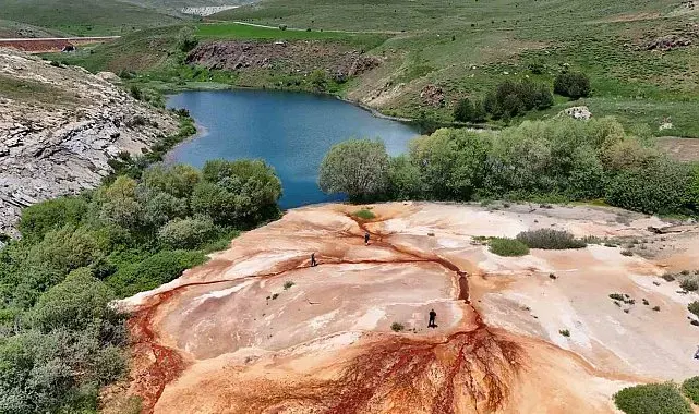 Kırmızı tonlarıyla kartpostallık manzara sunuyor