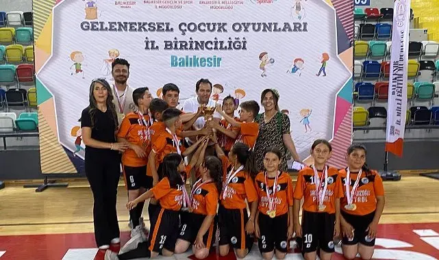 Ayvalık'ta küçük mahallenin büyük şampiyonları gururlandırdı
