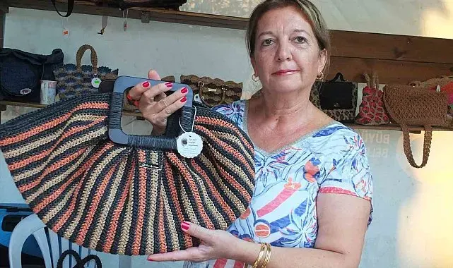 Burhaniye'de kağıt iplerden örülen çantalar ilgi gördü