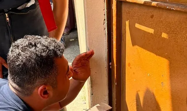 Parmağı kapıya sıkışan çocuğun imdadına itfaiye yetişti