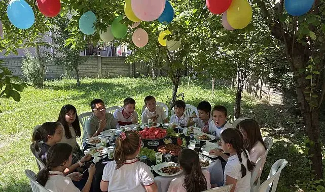 3 yıldır öğrencilere bahçesini açan çift, bu yıl da geleneği bozmadı