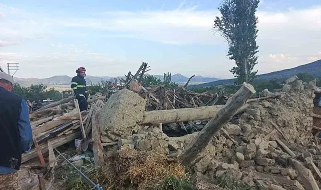 Burdur'da kerpiç ev çöktü: 2 kişi yaralandı, enkaz altındaki büyükbaş hayvan kurtarıldı