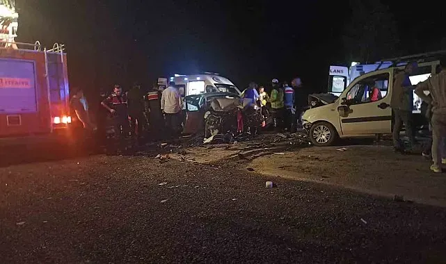 Sivas'ta iki araç kafa kafaya çarpıştı: 4'ü ağır 8 yaralı