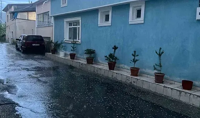 Bayburt'ta kısa süreli dolu etkili oldu