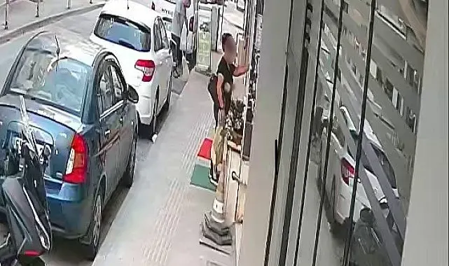 Pastırma hırsızlığı kamerada: Fırın kapısındaki poşeti alıp kayıplara karıştı