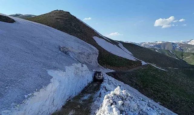 Hakkari'de 5 metreyi bulan karda yayla yolları açılıyor