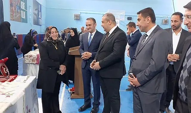 Çat'ta Halk Eğitim Merkezi yıl sonu sergisine büyük ilgi