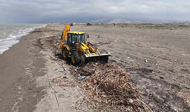 Hatay Büyükşehir Belediyesi, Samandağ sahilinde temizlik ve koruma çalışmalarını sürdürüyor