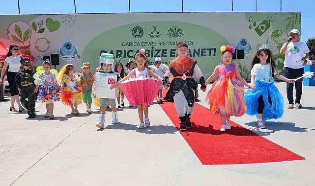 Darıca'da minikler geri dönüşüm kıyafetleriyle podyuma çıktı