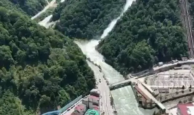 Giresun'da HES tahliyesiyle oluşan yapay şelale görsel şölen sunuyor