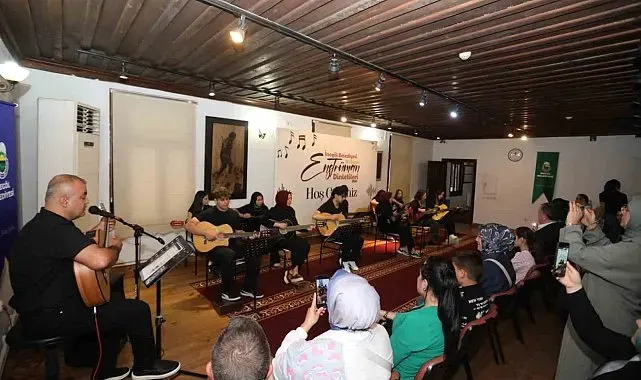 İnegöl Belediyesi'nin gitar kursu kursiyerleri sertifikalarını aldı