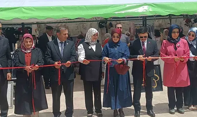 Özalp Halk Eğitim Merkezi Müdürlüğünün yılsonu sergisi yoğun ilgi gördü