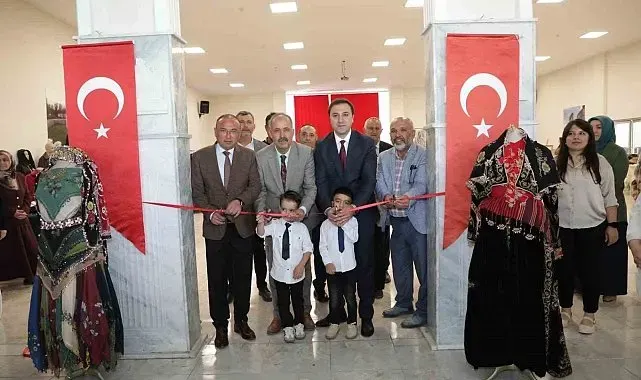 Çavdarhisar'da yılsonu sergisi açıldı