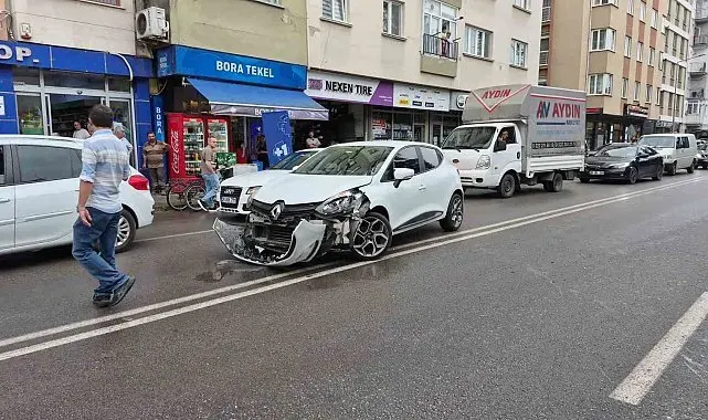 Caddede U dönüşü yapmaya çalışan otomobil motosikletle çarpıştı: 2 yaralı