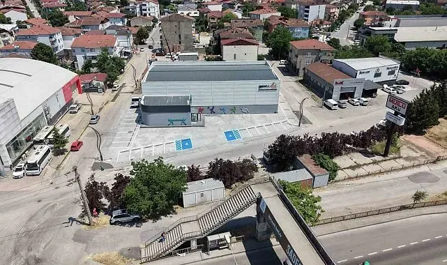 Başiskele'de inşa edilen yeni spor salonu açılış için gün sayıyor