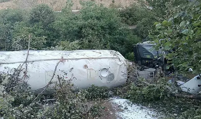 Bolu'da tır devrildi: 1 ölü, 1 yaralı