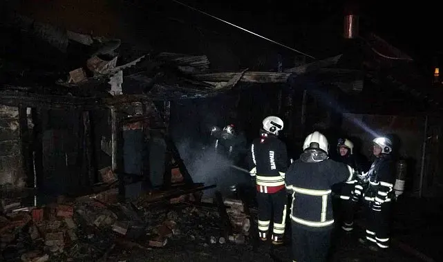Alevlere teslim olan ahşap ev kullanılamaz hale geldi