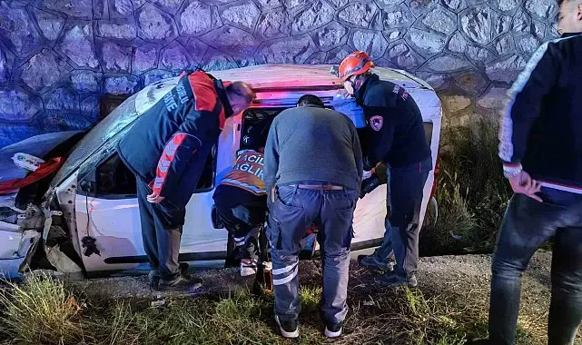 Çorum'da hafif ticari araç istinat duvarından yan yola uçtu: 2 yaralı