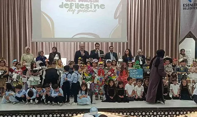 Esenlerli miniklerden geri dönüşüm defilesi