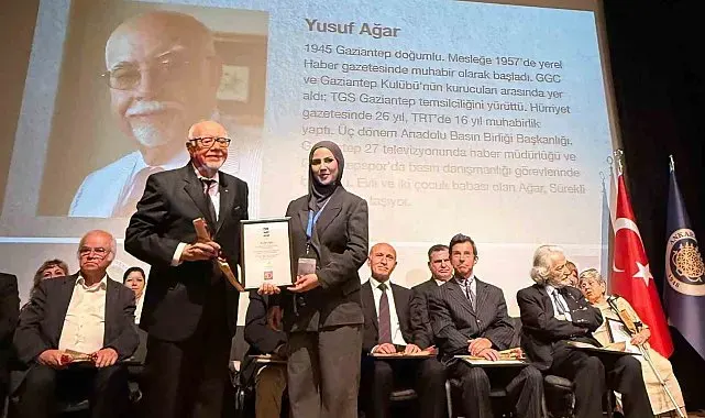 Duayen Gazeteci Ağar'a "Meslekte 50 Yıl Onur Ödülü" verildi