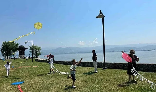 Diplomat çocukları "barış" için uçurtma uçurdu