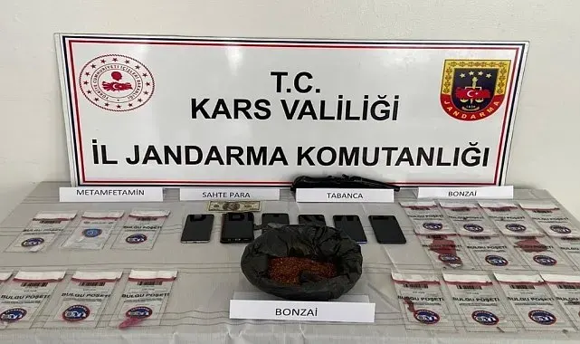 Kars'ta zehir tacirlerine darbe: 7 tutuklama, uyuşturucu ve sahte dolar ele geçirildi