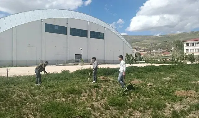 Bayburt'ta öğrenciler 'Yeşil Vatan' için fidan dikti